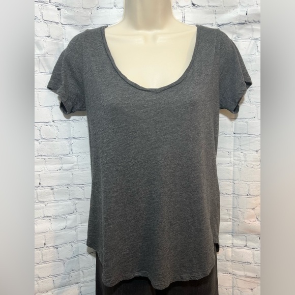 Banana Republic Swoop Hem Gray Tee Size Small - Picture 1 of 4